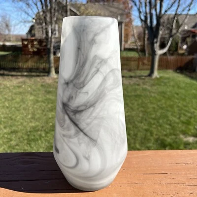 Jarrón de vidrio soplado esmerilado de 10 pulgadas con patrón de mármol ahumado gris y blanco Foto 1 de 4