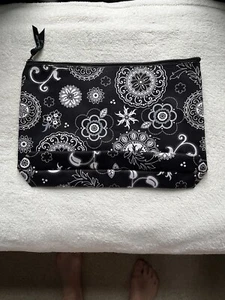 Bolsa de cosméticos Thirty One. Estampado floral blanco y negro. Nuevo. Nunca usado - Imagen 1 de 4