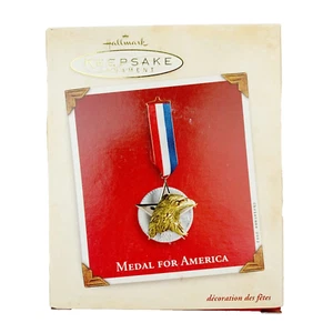 Hallmark Keepsake 2002 Medalla Para América Metal Peltre Adorno de Navidad Nuevo - Imagen 1 de 5