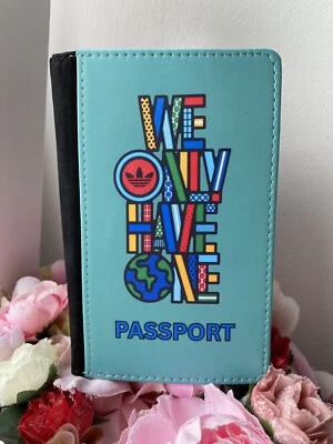 Cartera con soporte para pasaporte Adidas solo tenemos una Foto 1 de 3