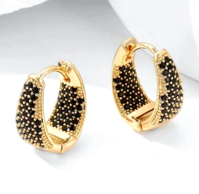Exquisitos pendientes de aro Huggie de circonita cúbica negra enchapados en oro de 18 quilates micro pavé Foto 1 de 2