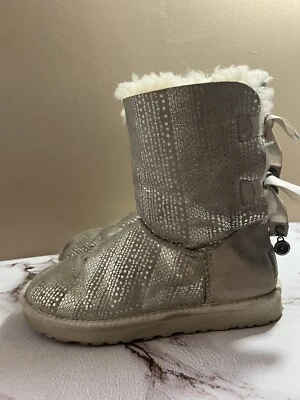 Botas con lazo Ugg Bailey con BLING, estilo 1004791, para mujer talla 7 M Foto 1 de 4