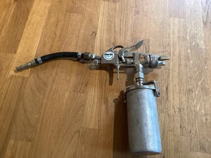 Clarke Air Spray Gun With Paint Container - Picture 1 of 10