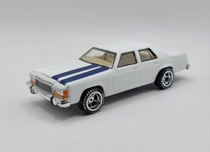 " Les Séries Spéciales". Ford Crown Victoria 85  Occasion 1/64 Base Greenlight.  - Imagen 1 de 19