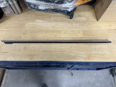 BMW 430 440 F36 2017-2020 pasajero derecho puerta delantera ventana cinturón moldeado OEM Foto 1 de 4