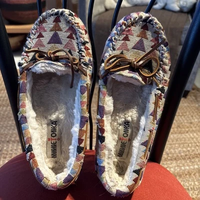 Mocasines para mujer Minnetonka Cally crema azteca suroeste forrados de piel sintética talla 8. Foto 1 de 4