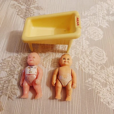 Miniatura vintage para casa de muñecas Renwal bebé nº 8 y bañera bebé "Irene" Foto 1 de 4