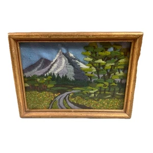 Vintage gerahmte Nadelspitze Kunst Berg Landschaft Stickerei grün blau Natur - Bild 1 von 11