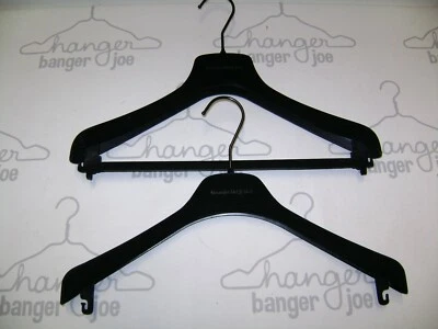 Alexander MCQUEEN 15 英寸西装和衬衫黑色天鹅绒毡混合衣架 11 件套 — 第 1/4 张图片