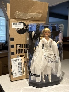 Barbie Stevie Nicks Bella Donna Puppe im weißen Kleid neu versiegelt IN HAND - Bild 1 von 5