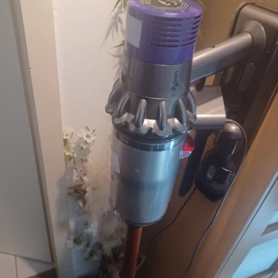 Dyson.V10/SV12.Akku Staubsauger .mit Zubehör.nur 1Tag.Bitte Lesen,Lohnt Sich. - Bild 1 von 4
