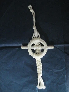 "Adorno macramé vintage hecho a mano años 70 cruz blanca 12"" por 4 1/2""" - Imagen 1 de 4