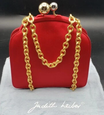 Bolso de satén rojo Judith Leiber perfecto para llevar en la noche Precio de venta $2000 Espejo y peine Foto 1 de 4