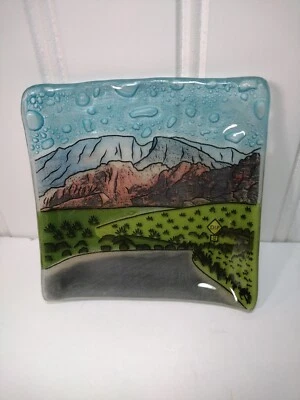 Placa de vidrio fundido hecha a mano en Ecuador escena de campo de montaña con textura de burbuja Foto 1 de 4
