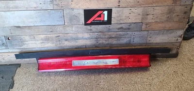 Conjunto de lámpara de luz trasera Dodge Challenger Center Brake 11-14 montada en la tapa OEM Foto 1 de 4