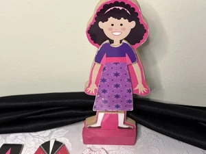 "Muñeca de vestir de madera magnética Melissa & Doug de 8"" con soporte y 40 piezas de vestir" - Imagen 1 de 3