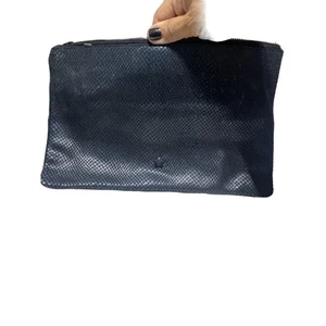 Cartera sin asas ASH de cuero azul/negro con patrón de piel de serpiente con cierre de cremallera - Imagen 1 de 6