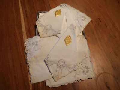 Lot de 6 mouchoirs anciens en coton  brodés a la main - Photo 1/4