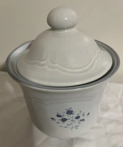 Bote de flores azules de poesía Pfaltzgraff con tapa 1,5 cuartos - Imagen 1 de 6