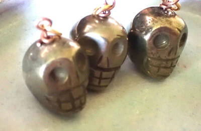 Pingente pequeno de caveira de pirita esculpida em 3D - Imagem 1 de 4