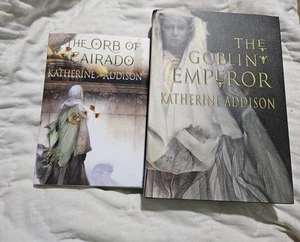 Signo Subterráneo El Emperador Duende Y El Orbe De Cariado Por Katherine Addison - Imagen 1 de 7
