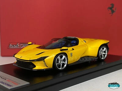 LOOKSMART 1/43 FERRARI DAYTONA SP3 OPEN ROOF 2022 GIALLO TRISTRATO LS535PD - Immagine 1 di 4