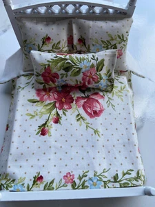 Miniatur Puppenhaus Tagesdecke Bettdecke 3 Kissen Maßstab 1:12 Blumenpunkt - Bild 1 von 3