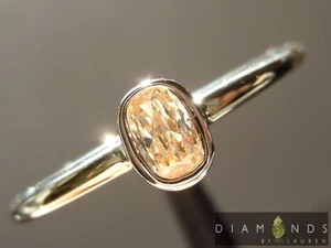 Elegante anillo de diamantes ovalados SI1 R6976 amarillo pardusco claro de .21 quilates de diamantes de Lauren - Imagen 1 de 4