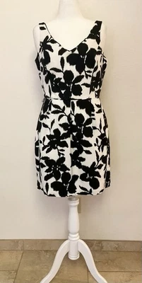 Vestido Vaina Floral Blanco y Negro Sin Mangas Casa Blanca Mercado Negro Talla 12 Foto 1 de 4