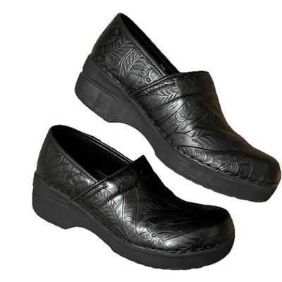Easy Works By Easy Street Lyndee Women's Size 7 Black Slip Resistant Clogs Shoes - Image 1 of 4