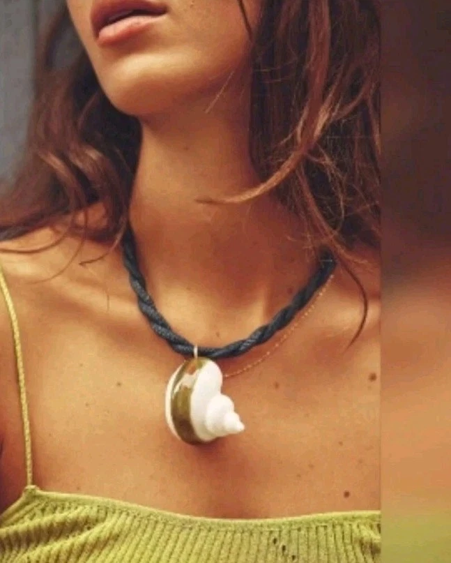 ZARA 蓝色绳子牛仔巨大贝壳吊坠 Lim Ed 项链项圈 WHT/GR M 全新带标签 — 第 1/4 张图片