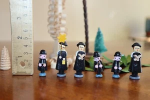 Vintage Erzgebirge Miniature Mini Wooden Germany 6 Carolers Figures Trees House - Picture 1 of 11