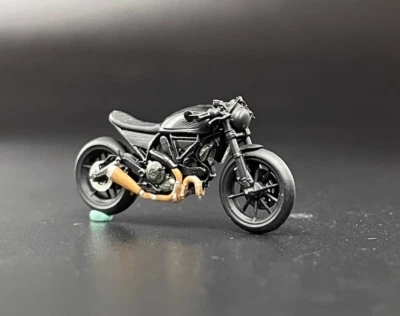 1:64 V4 Motorcycle Motor Bike Model Resin - Image 1 of 4
