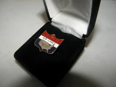 UNITED AIRLINES LAPEL PIN 1940s CLASSIC OLD LOGO AIRPLANE PILOT COLLECTIBLE GIFT - Image 1 of 4