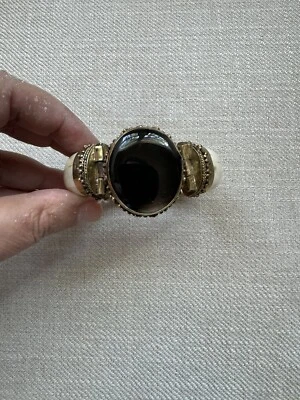 Brazalete con bisagras de latón/cobre de hueso hecho a medida con piedra grande. Foto 1 de 4