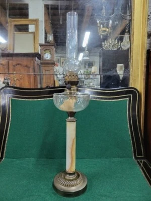 LAMPE A PETROLE EN MARBRE ONYX CUIVRE ET GLOBE EN VERRE - Photo 1/4