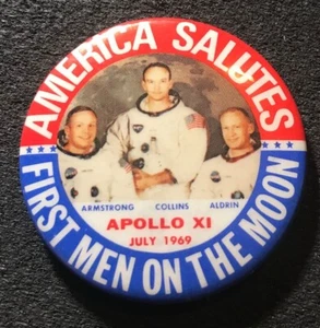 1 1/2" 1969 IMMAGINE APOLLO XI (ARMSTRONG-COLLOINS-ALDRIN) PINBACK - Foto 1 di 1