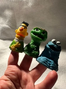 De colección Sesame Street Finger Puppets Galleta Monstruo, Bert, Oscar - Imagen 1 de 12