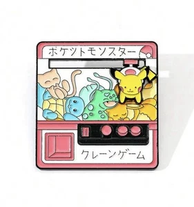 Lindo Pin Insignia Movible Pikachu Garra Estilo Pokemon Esmalte Metal - Nuevo - Imagen 1 de 6
