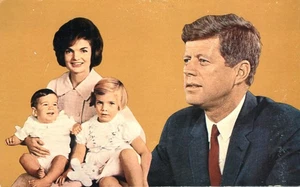 Präsident John F Kennedy Frau Jacqueline & Familie Caroline & John Jr Postkarte - Bild 1 von 2