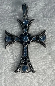 Charm Croce Celtica Tono Argento con Strass Blu Ciondolo Religioso Gioielli - Foto 1 di 10