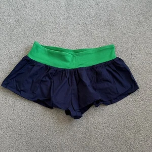 Anthropologie Colorblock Micro Shorts Marinegrün Sommer Athleisure Neu mit Etikett Gr. MED - Bild 1 von 4