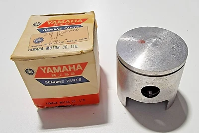 Pistón Yamaha DT1 285-11635-00-00 69 70 71 1970 70 70 1970 70 70 70 1970 70 Foto 1 de 4