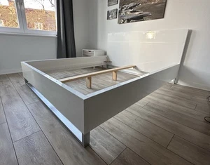 Doppelbett mit Rückenlehne. Maße: 160 cm X 200 cm; ohne Lattenrost - Bild 1 von 3
