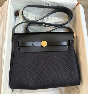 Nova Hermes Herbag 20 Mini Bolsa Transversal de Lona Preta Noir Ferragem Dourada GHW - Imagem 1 de 4