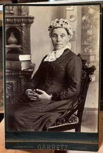 Antikes KABINETTKARTENFOTO um 1900 von Garrett ältere Dame flauschige Mütze Bloomington IL - Bild 1 von 15