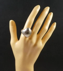 Anillo modernista grande para dama diseño martillado abovedado plata de ley 925 5,9 g - Imagen 1 de 9