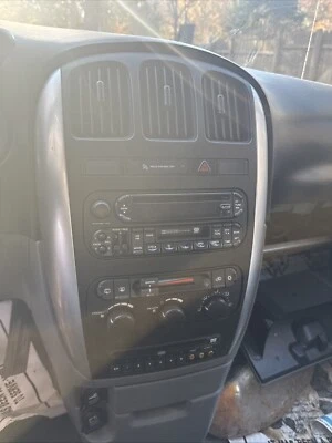 Chrysler Town & Country 2006 bisel de temperatura de radio con ventilaciones OEM Foto 1 de 4