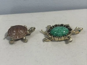 Lot Of 2 Vintage Turtle Brooches Pins Gold Tone Jade Green Eyes Sea Life Ocean - Picture 1 of 10