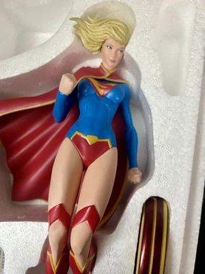 Estatua de Supergirl 2013 DC Collectibles - Cover Girls LE 1760/5200 Foto 1 de 4